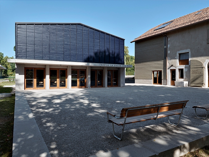 Transformation et agrandissament de la Ferme Pommier et construction d'un théâtre de cent places, Grand-Saconnex, Genève.
Maître de l’ouvrage : Ville du Grand-Saconnex.
Association de bureaux: Nazario Branca Architectes Sarl et Calanchini Greub Architectes Sàrl.
Collaboratrice : Diana Brasil.