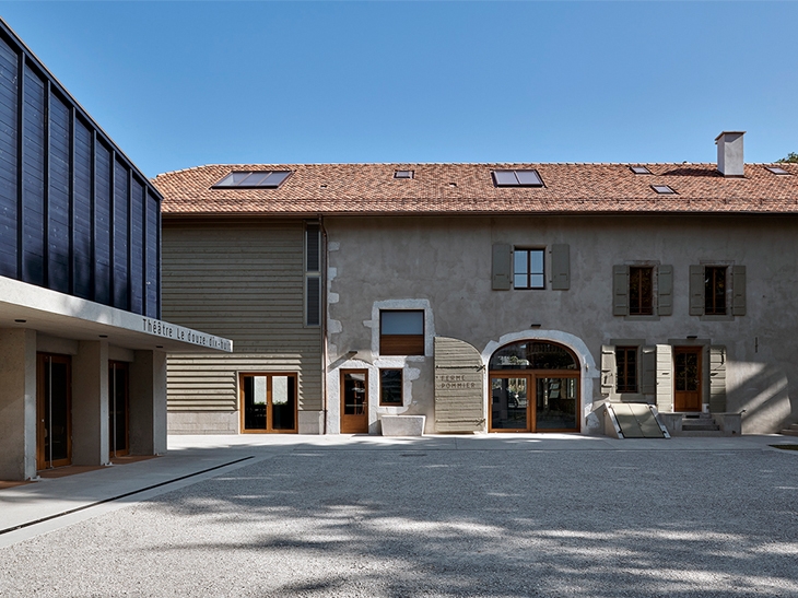 Transformation et agrandissament de la Ferme Pommier et construction d'un théâtre de cent places, Grand-Saconnex, Genève.
Maître de l’ouvrage : Ville du Grand-Saconnex.
Association de bureaux: Nazario Branca Architectes Sarl et Calanchini Greub Architectes Sàrl.
Collaboratrice : Diana Brasil.