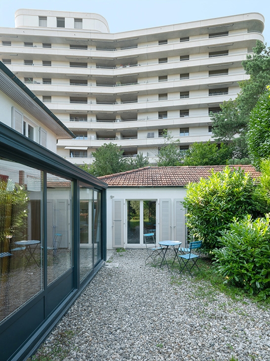 Rénovation d’une villa mitoyenne et aménagement d’un studio dans l’annexe existante, Genève.
Maître de l’ouvrage : privé.