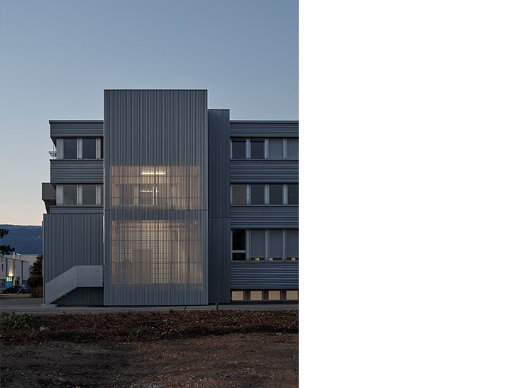 Extension d'un bâtiment industriel, Yverdon-les-Bains, Vaud.
Maître de l’ouvrage : privé.
Collaborateur: Fabian Wieland.