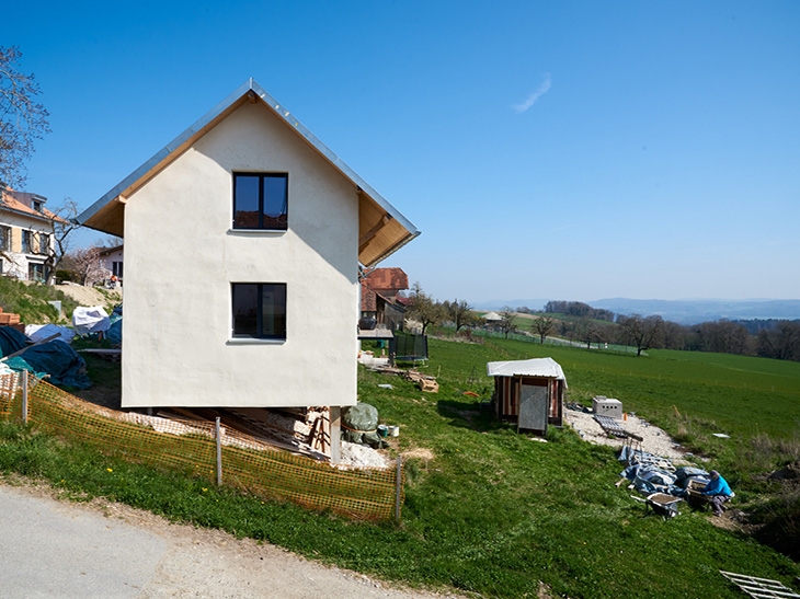 Projet pour deux très petites maisons en paille avec un bassin naturel, Surpierre, Fribourg.