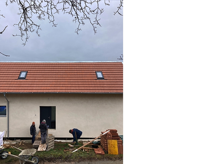 Projet pour deux très petites maisons en paille avec un bassin naturel, Surpierre, Fribourg.