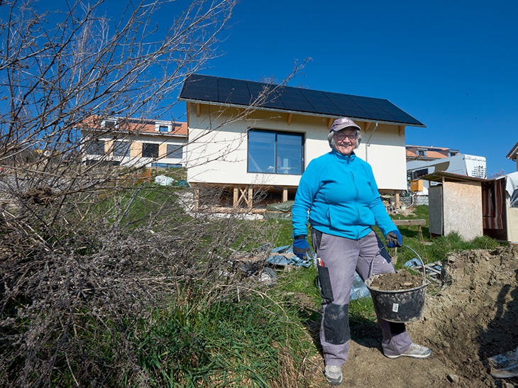 Projet pour deux très petites maisons en paille avec un bassin naturel, Surpierre, Fribourg.