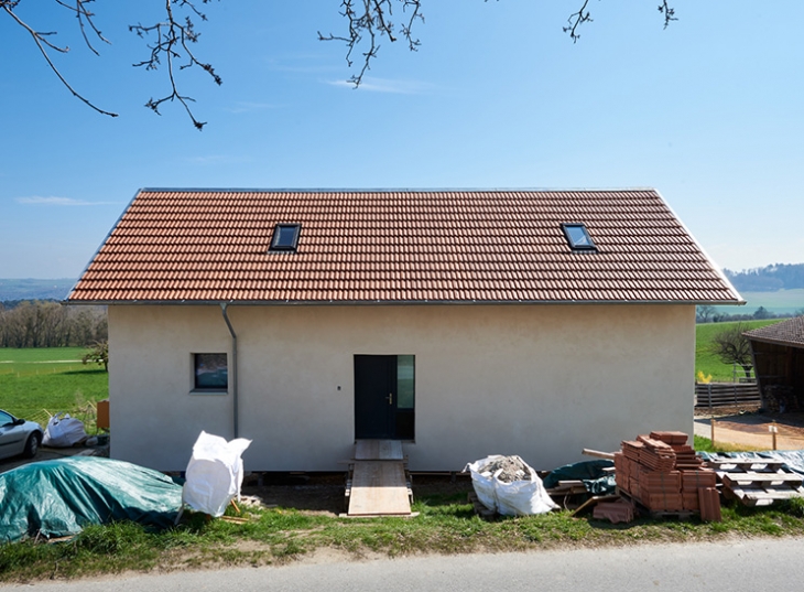 Projet pour deux très petites maisons en paille avec un bassin naturel, Surpierre, Fribourg.