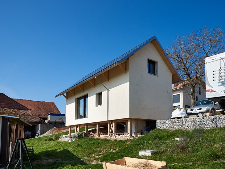 Projet pour deux très petites maisons en paille avec un bassin naturel, Surpierre, Fribourg.